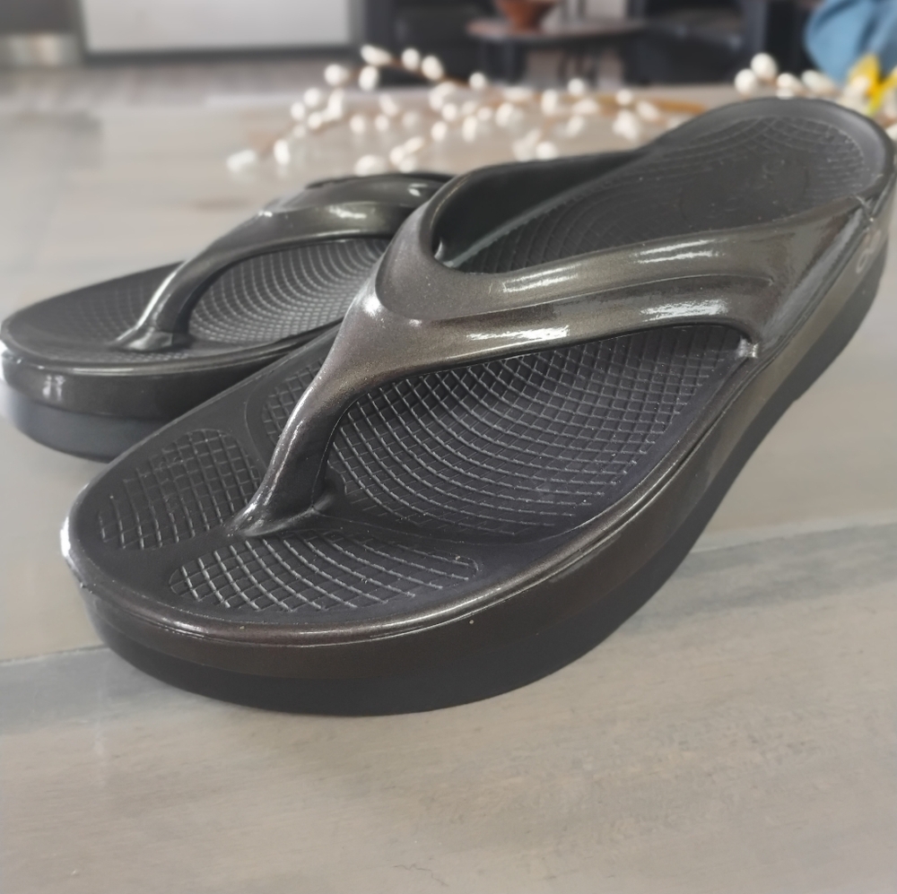 Oofos Oomega Oolala Women's Stack Sandals 9 Titanium Mirror